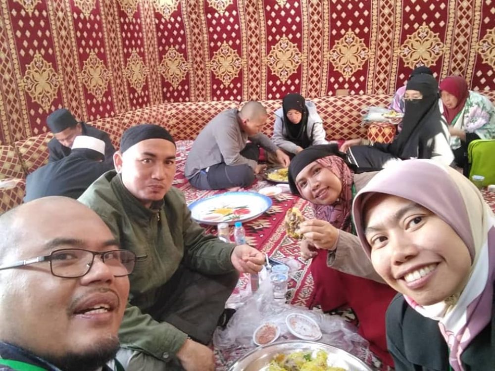 makan dlm khemah 2